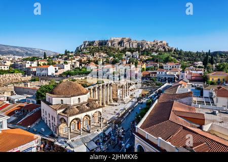 Vista parziale aerea del centro storico di Atene, Grecia. Da davanti a dietro si può vedere, Monastiraki, Plaka e l'Acropoli Foto Stock