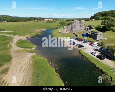 Ogmore by Sea, Bridgend, Galles - Luglio 2022: Vista aerea dello storico castello di Ogmore e delle pietre a gradini sul fiume Ogmore nel Galles meridionale Foto Stock