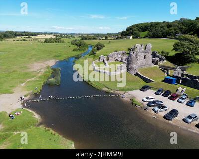 Ogmore by Sea, Bridgend, Galles - Luglio 2022: Vista aerea dello storico castello di Ogmore e delle pietre a gradini sul fiume Ogmore nel Galles meridionale Foto Stock