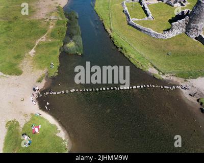 Ogmore by Sea, Bridgend, Galles - Luglio 2022: Vista aerea delle pietre a gradini sul fiume Ogmore nel Galles meridionale Foto Stock