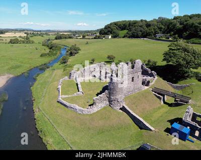 Ogmore by Sea, Bridgend, Galles - Luglio 2022: Vista aerea dello storico castello di Ogmore, che si trova sulle rive del fiume Ogmore nel Galles del sud Foto Stock