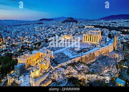 L'Acropoli di Atene (Grecia) con i suoi monumenti più importanti (Partenone, Erechtheion, Propylea) e gran parte della città sullo sfondo. Foto Stock