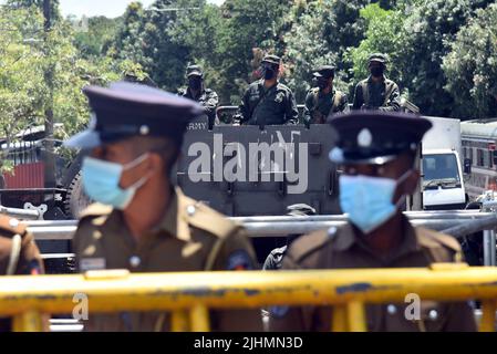 19 luglio 2022, Colombo, provincia occidentale, Sri Lanka: Oggi e domani in parlamento è stato utilizzato uno speciale sistema di sicurezza, in cui si svolgerà l'elezione del presidente, e sono state dispiegate le guardie in modo che nessun outsider possa entrare. La riunione parlamentare per l'accettazione delle candidature per l'elezione del Presidente è stata limitata a dieci minuti. L'assemblea è stata sospesa dopo aver accettato le nomine presidenziali. (Credit Image: © Ruwan Walpola/Pacific Press via ZUMA Press Wire) Foto Stock