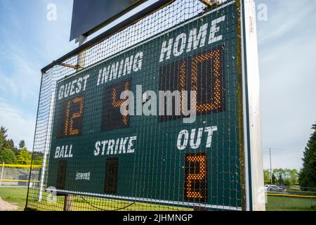 Woodinville, WA USA - circa 2022 maggio: Vista ravvicinata di un tabellone segnapunti in un campo da baseball. Foto Stock