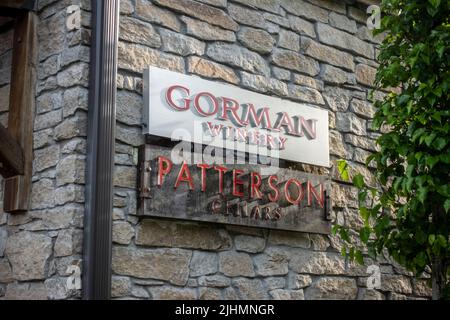 Woodinville, WA USA - circa 2022 maggio: Vista ravvicinata dei cartelli per Gorman Winery e Patterson Cellars su un muro di mattoni. Foto Stock