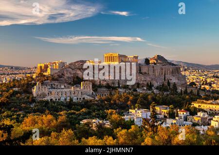 Ultima luce della giornata sull'Acropoli di Atene, Attica, Grecia. Potete anche vedere l'Erodeum.. Vista dalla collina di Philopappos ('Filopappos'). Foto Stock