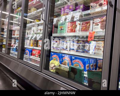 Mill Creek, WA USA - circa Giugno 2022: Vista ad angolo di una varietà di cibi surgelati all'interno della sezione freezer di un negozio di alimentari Town and Country. Foto Stock