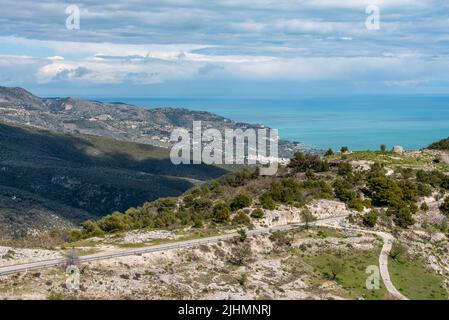 Bel paesaggio montano a Manfredonia sulla Penisola del Gargano, Italia Foto Stock