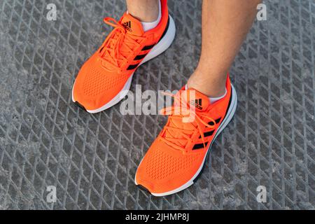 Tyumen, Russia-03 maggio 2022: Scarpe Adidas da uomo per la corsa. Queste scarpe da running sono progettate per lo stile di vita sportivo Foto Stock