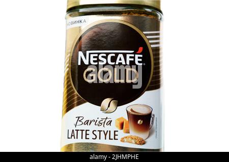 Tyumen, Russia-30 giugno 2022: Oro Nescafe stile barista latte. Caffè con aroma di caramello e pan di Spagna. Sfondo bianco, isolato Foto Stock