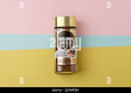 Tyumen, Russia-30 giugno 2022: Caffè torrefatto Nescafe Gold barista stile latte. Caffè in polvere prodotto da Nestle Foto Stock