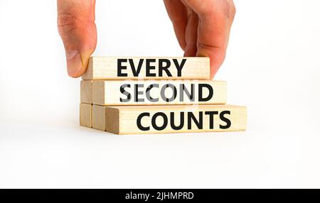 Ogni secondo conta il simbolo. Parole concettuali ogni secondo conta su blocchi di legno su uno sfondo bianco bello tabella. Mano dell'uomo d'affari. Affari Foto Stock