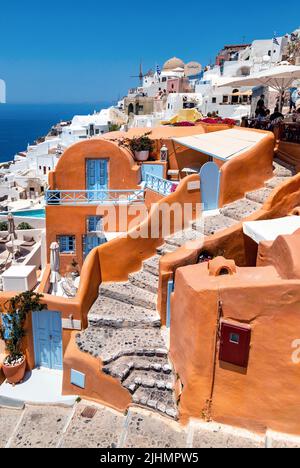 Pittoresco e colorato 'angolo' nel villaggio di Oia, isola di Santorini, Cicladi, Mar Egeo, Grecia. Foto Stock