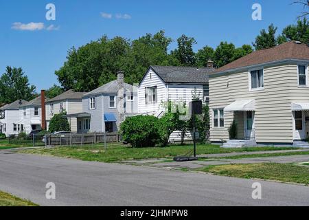 Strada residenziale suburbana americana con case a due piani in legno Foto Stock