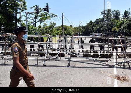 19 luglio 2022, Colombo, provincia occidentale, Sri Lanka: Oggi e domani in parlamento è stato utilizzato uno speciale sistema di sicurezza, in cui si svolgerà l'elezione del presidente, e sono state dispiegate le guardie in modo che nessun outsider possa entrare. La riunione parlamentare per l'accettazione delle candidature per l'elezione del Presidente è stata limitata a dieci minuti. L'assemblea è stata sospesa dopo aver accettato le nomine presidenziali. (Credit Image: © Ruwan Walpola/Pacific Press via ZUMA Press Wire) Foto Stock