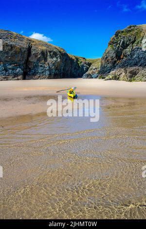 Kayak in mare / canoa a Maltraeth sulla costa di Anglesey, Galles del Nord, Regno Unito Foto Stock