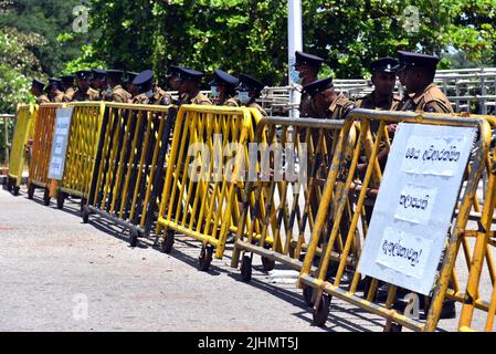 19 luglio 2022, Colombo, provincia occidentale, Sri Lanka: Oggi e domani in parlamento è stato utilizzato uno speciale sistema di sicurezza, in cui si svolgerà l'elezione del presidente, e sono state dispiegate le guardie in modo che nessun outsider possa entrare. La riunione parlamentare per l'accettazione delle candidature per l'elezione del Presidente è stata limitata a dieci minuti. L'assemblea è stata sospesa dopo aver accettato le nomine presidenziali. (Credit Image: © Ruwan Walpola/Pacific Press via ZUMA Press Wire) Foto Stock