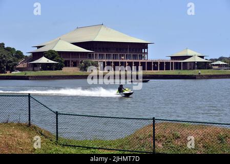 19 luglio 2022, Colombo, provincia occidentale, Sri Lanka: Oggi e domani in parlamento è stato utilizzato uno speciale sistema di sicurezza, in cui si svolgerà l'elezione del presidente, e sono state dispiegate le guardie in modo che nessun outsider possa entrare. La riunione parlamentare per l'accettazione delle candidature per l'elezione del Presidente è stata limitata a dieci minuti. L'assemblea è stata sospesa dopo aver accettato le nomine presidenziali. (Credit Image: © Ruwan Walpola/Pacific Press via ZUMA Press Wire) Foto Stock