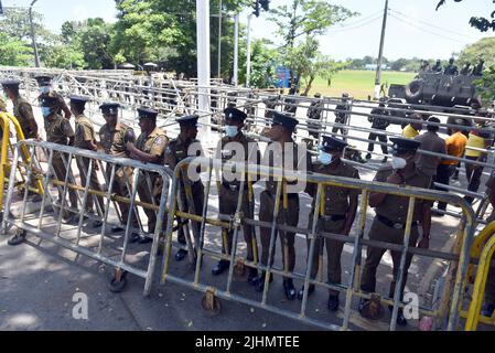 19 luglio 2022, Colombo, provincia occidentale, Sri Lanka: Oggi e domani in parlamento è stato utilizzato uno speciale sistema di sicurezza, in cui si svolgerà l'elezione del presidente, e sono state dispiegate le guardie in modo che nessun outsider possa entrare. La riunione parlamentare per l'accettazione delle candidature per l'elezione del Presidente è stata limitata a dieci minuti. L'assemblea è stata sospesa dopo aver accettato le nomine presidenziali. (Credit Image: © Ruwan Walpola/Pacific Press via ZUMA Press Wire) Foto Stock