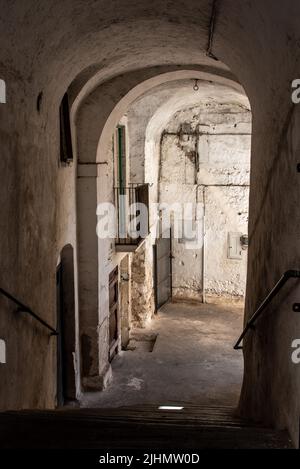 Vicolo vuoto incantato a Monte Sant Angelo, penisola del Gargano in Italia Foto Stock