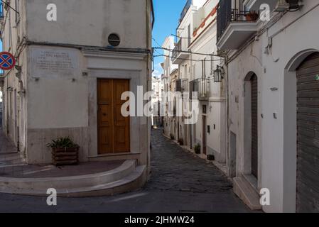 Vicolo vuoto incantato a Monte Sant Angelo, penisola del Gargano in Italia Foto Stock