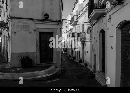 Vicolo vuoto incantato a Monte Sant Angelo, penisola del Gargano in Italia Foto Stock