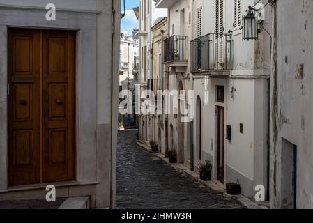 Vicolo vuoto incantato a Monte Sant Angelo, penisola del Gargano in Italia Foto Stock