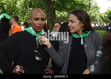 Washington, DC, 19 luglio 2022, Rep. USA Ayanna Pressley (D-Ill.) e Alessandria Ocasio-Cortez (D-N.Y.) registrano un video ad una protesta di aborto vicino al Campidoglio degli Stati Uniti. Credit: Philip Yabut/Alamy Live News Foto Stock