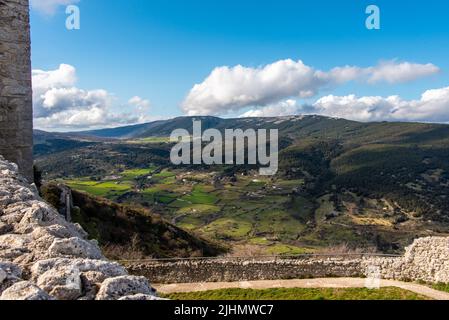 Vista della Foresta Nazionale Umbra dal castello aragonese normanno svevo, Penisola del Gargano nel Sud Italia Foto Stock