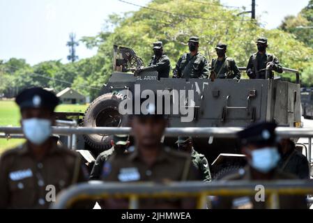 19 luglio 2022, Colombo, provincia occidentale, Sri Lanka: Oggi e domani in parlamento è stato utilizzato uno speciale sistema di sicurezza, in cui si svolgerà l'elezione del presidente, e sono state dispiegate le guardie in modo che nessun outsider possa entrare. La riunione parlamentare per l'accettazione delle candidature per l'elezione del Presidente è stata limitata a dieci minuti. L'assemblea è stata sospesa dopo aver accettato le nomine presidenziali. (Credit Image: © Ruwan Walpola/Pacific Press via ZUMA Press Wire) Foto Stock