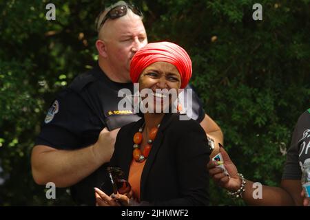 Washington, DC, 19 luglio 2022, il Rep. USA Ilhan Omar (D-Minn.) sorride durante una protesta per l'aborto vicino al Campidoglio degli Stati Uniti. Credit: Philip Yabut/Alamy Live News Foto Stock