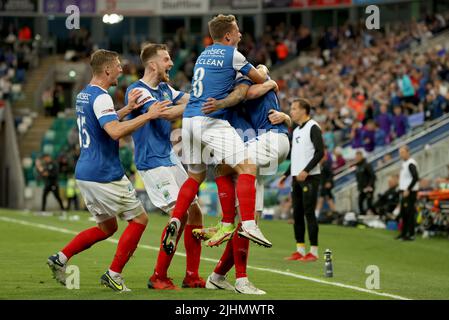 Kirk Millar di Linfield festeggia con i compagni di squadra dopo aver segnato durante la UEFA Champions League, secondo turno di qualificazione, prima partita al Windsor Park di Belfast. Data foto: Martedì 19 luglio 2022. Foto Stock