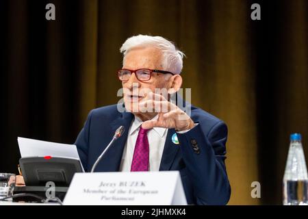 Cracovia, Polonia. 19th luglio 2022. Jerzy Buzek, deputato europeo, ex Presidente del Parlamento europeo, interviene durante la Conferenza sul soccorso e la ricostruzione dell'Ucraina e la sua prospettiva europea organizzata dal Comitato economico e sociale europeo nel Centro Congressi di Cracovia, Polonia, il 19 luglio 2022. La conferenza aveva lo scopo di discutere le strategie e le esigenze dell'Ucraina in materia di ricostruzione, in particolare nel contesto della sua domanda di adesione all'UE. (Foto di Dominika Zarzycka/Sipa USA) Credit: Sipa USA/Alamy Live News Foto Stock