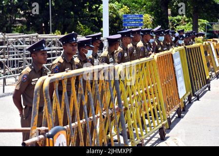 19 luglio 2022, Colombo, provincia occidentale, Sri Lanka: Oggi e domani in parlamento è stato utilizzato uno speciale sistema di sicurezza, in cui si svolgerà l'elezione del presidente, e sono state dispiegate le guardie in modo che nessun outsider possa entrare. La riunione parlamentare per l'accettazione delle candidature per l'elezione del Presidente è stata limitata a dieci minuti. L'assemblea è stata sospesa dopo aver accettato le nomine presidenziali. (Credit Image: © Ruwan Walpola/Pacific Press via ZUMA Press Wire) Foto Stock