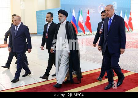 Teheran, Teheran, Iran. 19th luglio 2022. Una foto di handout resa disponibile dall'ufficio presidenziale iraniano mostra il presidente iraniano EBRAHIM RAISI (C), il presidente russo VLADIMIR PUTIN (L) e il presidente turco RECEP TAYYIP ERDOGAN (R) durante un vertice trilaterale a Teheran, Iran, il 19 luglio 2022. Il vertice tripartito sulla Siria si svolge nel cosiddetto formato Astana e discuterà del processo nel conflitto. (Credit Image: © Iranian Presidency via ZUMA Press Wire) Foto Stock