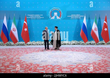 Teheran, Teheran, Iran. 19th luglio 2022. Una foto di handout resa disponibile dall'ufficio presidenziale iraniano mostra il presidente iraniano EBRAHIM RAISI (R), il presidente russo VLADIMIR PUTIN (L), durante un vertice trilaterale a Teheran (Iran), il 19 luglio 2022. Il vertice tripartito sulla Siria si svolge nel cosiddetto formato Astana e discuterà del processo nel conflitto. (Credit Image: © Iranian Presidency via ZUMA Press Wire) Foto Stock