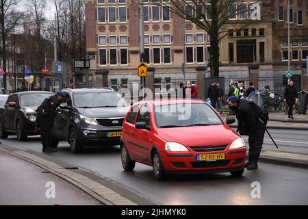 01022022,Amsterdam,Paesi Bassi. Dimostrazione delle misure antivideo. La protesta era proibita a causa di 19 misure, ma migliaia di persone si recavano al Museumplein. La piazza è stata designata un'area ad alto rischio, dove la polizia ha cercato tutti e ha chiesto di I.D quando la polizia ha concluso la protesta, i manifestanti hanno marciato nella città, ma sono stati fermati dalla polizia sommossa. Si è verificato un confronto e sono stati utilizzati poliziotti. Alcune persone sono state ferite e diverse sono state arrestate. Molti marciarono più in città e alcuni andarono al rally di FVD, un partito politico, che si tenne anche quel giorno Foto Stock