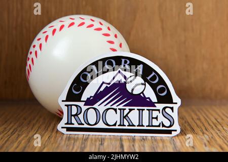 19 luglio 2022, Cooperstown, New York. Emblema e baseball dei Colorado Rockies. Foto Stock