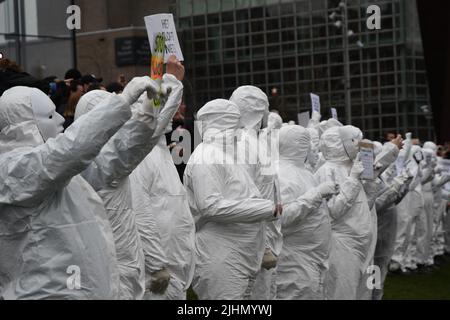 01022022,Amsterdam,Paesi Bassi. Dimostrazione delle misure antivideo. La protesta era proibita a causa di 19 misure, ma migliaia di persone si recavano al Museumplein. La piazza è stata designata un'area ad alto rischio, dove la polizia ha cercato tutti e ha chiesto di I.D quando la polizia ha concluso la protesta, i manifestanti hanno marciato nella città, ma sono stati fermati dalla polizia sommossa. Si è verificato un confronto e sono stati utilizzati poliziotti. Alcune persone sono state ferite e diverse sono state arrestate. Molti marciarono più in città e alcuni andarono al rally di FVD, un partito politico, che si tenne anche quel giorno Foto Stock