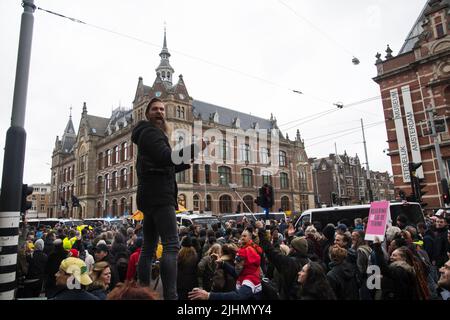 01022022,Amsterdam,Paesi Bassi. Dimostrazione delle misure antivideo. La protesta era proibita a causa di 19 misure, ma migliaia di persone si recavano al Museumplein. La piazza è stata designata un'area ad alto rischio, dove la polizia ha cercato tutti e ha chiesto di I.D quando la polizia ha concluso la protesta, i manifestanti hanno marciato nella città, ma sono stati fermati dalla polizia sommossa. Si è verificato un confronto e sono stati utilizzati poliziotti. Alcune persone sono state ferite e diverse sono state arrestate. Molti marciarono più in città e alcuni andarono al rally di FVD, un partito politico, che si tenne anche quel giorno Foto Stock