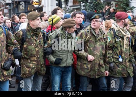 01022022,Amsterdam,Paesi Bassi. Dimostrazione delle misure antivideo. La protesta era proibita a causa di 19 misure, ma migliaia di persone si recavano al Museumplein. La piazza è stata designata un'area ad alto rischio, dove la polizia ha cercato tutti e ha chiesto di I.D quando la polizia ha concluso la protesta, i manifestanti hanno marciato nella città, ma sono stati fermati dalla polizia sommossa. Si è verificato un confronto e sono stati utilizzati poliziotti. Alcune persone sono state ferite e diverse sono state arrestate. Molti marciarono più in città e alcuni andarono al rally di FVD, un partito politico, che si tenne anche quel giorno Foto Stock