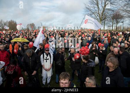 01022022,Amsterdam,Paesi Bassi. Dimostrazione delle misure antivideo. La protesta era proibita a causa di 19 misure, ma migliaia di persone si recavano al Museumplein. La piazza è stata designata un'area ad alto rischio, dove la polizia ha cercato tutti e ha chiesto di I.D quando la polizia ha concluso la protesta, i manifestanti hanno marciato nella città, ma sono stati fermati dalla polizia sommossa. Si è verificato un confronto e sono stati utilizzati poliziotti. Alcune persone sono state ferite e diverse sono state arrestate. Molti marciarono più in città e alcuni andarono al rally di FVD, un partito politico, che si tenne anche quel giorno Foto Stock