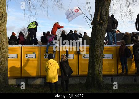 01022022,Amsterdam,Paesi Bassi. Dimostrazione delle misure antivideo. La protesta era proibita a causa di 19 misure, ma migliaia di persone si recavano al Museumplein. La piazza è stata designata un'area ad alto rischio, dove la polizia ha cercato tutti e ha chiesto di I.D quando la polizia ha concluso la protesta, i manifestanti hanno marciato nella città, ma sono stati fermati dalla polizia sommossa. Si è verificato un confronto e sono stati utilizzati poliziotti. Alcune persone sono state ferite e diverse sono state arrestate. Molti marciarono più in città e alcuni andarono al rally di FVD, un partito politico, che si tenne anche quel giorno Foto Stock