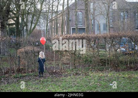 01022022,Amsterdam,Paesi Bassi. Dimostrazione delle misure antivideo. La protesta era proibita a causa di 19 misure, ma migliaia di persone si recavano al Museumplein. La piazza è stata designata un'area ad alto rischio, dove la polizia ha cercato tutti e ha chiesto di I.D quando la polizia ha concluso la protesta, i manifestanti hanno marciato nella città, ma sono stati fermati dalla polizia sommossa. Si è verificato un confronto e sono stati utilizzati poliziotti. Alcune persone sono state ferite e diverse sono state arrestate. Molti marciarono più in città e alcuni andarono al rally di FVD, un partito politico, che si tenne anche quel giorno Foto Stock