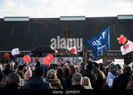 01022022,Amsterdam,Paesi Bassi. Dimostrazione delle misure antivideo. La protesta era proibita a causa di 19 misure, ma migliaia di persone si recavano al Museumplein. La piazza è stata designata un'area ad alto rischio, dove la polizia ha cercato tutti e ha chiesto di I.D quando la polizia ha concluso la protesta, i manifestanti hanno marciato nella città, ma sono stati fermati dalla polizia sommossa. Si è verificato un confronto e sono stati utilizzati poliziotti. Alcune persone sono state ferite e diverse sono state arrestate. Molti marciarono più in città e alcuni andarono al rally di FVD, un partito politico, che si tenne anche quel giorno Foto Stock