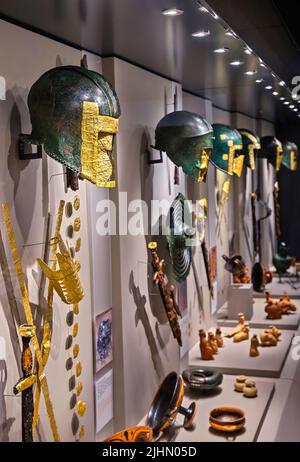 Le maschere di sepoltura dorate e le armature degli antichi guerrieri macedoni, sono le esposizioni più impressionanti nel Museo di Pella, Macedonia, Grecia. Foto Stock