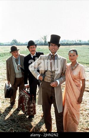 PETER USTINOV ERIC IDLE, Pierce Brosnan, JULIA NICKSON-soul, IL GIRO DEL MONDO IN 80 GIORNI, 1989 Foto Stock