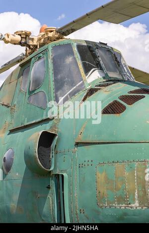 Vista laterale del vecchio elicottero militare abbandonato. Rotto non-funzionante sovietico-fatto elicottero.verticalmente. Foto Stock