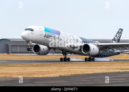 Airbus A350 Airliner jet atterrando dopo l'esposizione al Farnborough International Airshow 2022. A350 900 velivolo di prova. Toccando giù sulla pista Foto Stock