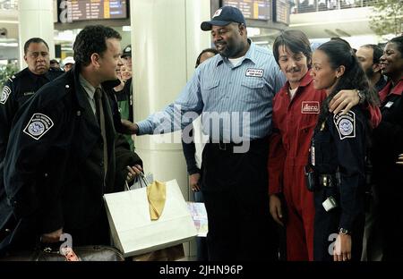 BARRY SHABAKA HENLEY, Tom Hanks, CHI MCBRIDE, Zoe Saldana, il terminale, 2004 Foto Stock